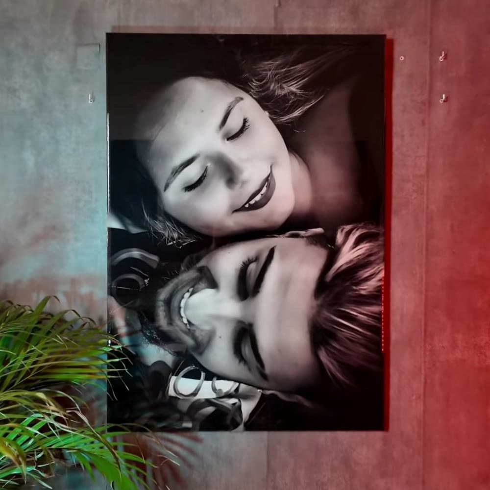 Cuadro recto tipo lienzo con foto de pareja en resina epoxi y neón LED
